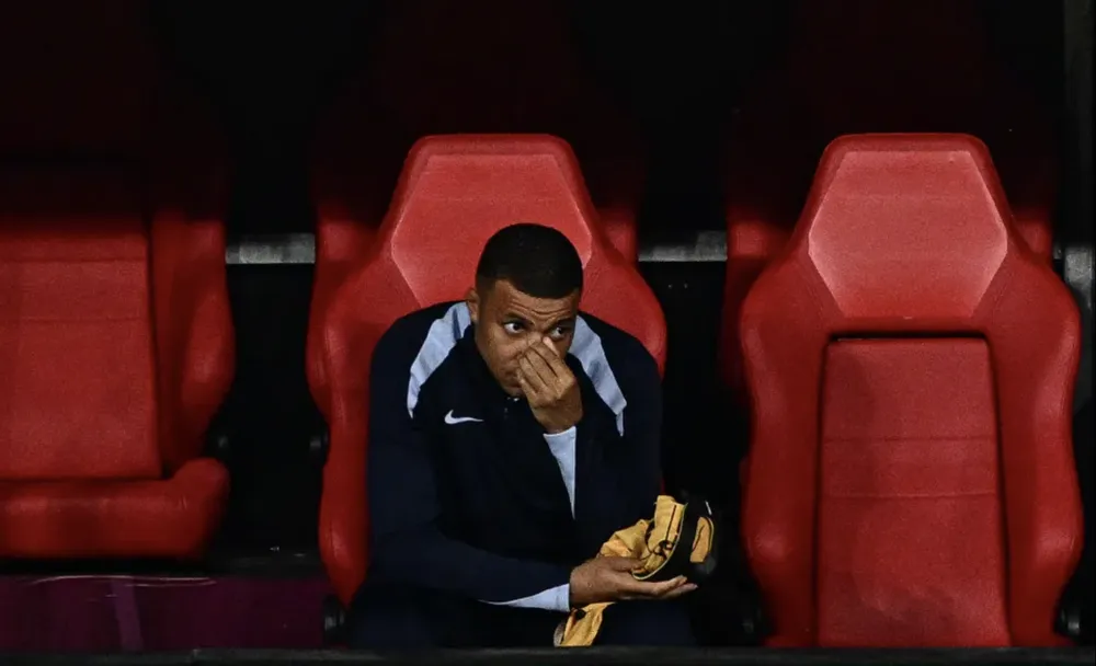 Mbappe ngồi dự bị theo dõi đồng đội thi đấu. ẢNH: GETTY mbappe-tuyen-phap.png