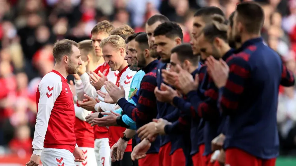 Các cầu thủ hai đội Đan Mạch và Serbia vỗ tay chúc mừng sự trở lại của Eriksen trong trận giao hữu giữa hai đội vào năm 2022, sau khi Eriksen ngưng tim trong trận Đan Mạch gặp Phần Lan ở Euro 2020. ẢNH: GETTY dan-mach-serbia-euro-2024.jpg