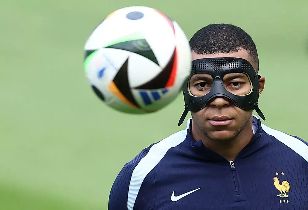 Mbappe vẫn chưa từng ghi bàn tại Euro. ẢNH: GETTY deschamps-lo-so-mbappe.jpg
