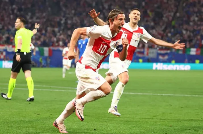 Luka Modric điền tên lên bảng điện tử, mở tỉ số cho đội tuyển Croatia. Ảnh: Reuters Đội tuyển Croatia