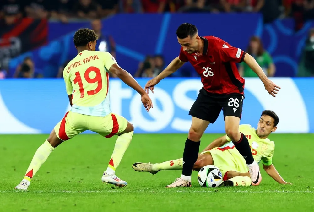 Albania rất nỗ lực tấn công nhưng chưa đủ sức để xuyên thủng hàng thủ của Tây Ban Nha. Ảnh: Reuters IMG_9187.jpeg