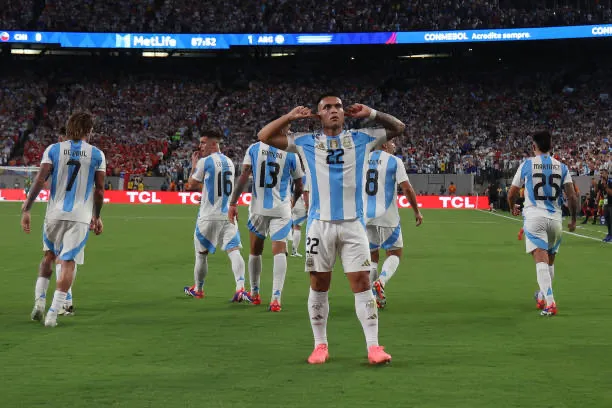 Lautaro Martinez ăn mừng sau bàn thắng duy nhất giúp Argentina chật vật thắng Chile. Ảnh: GETTY Argentina chật vật thắng Chile