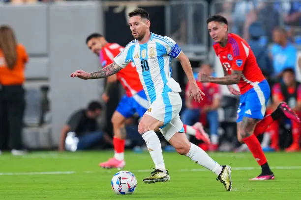 Messi gặp khó khăn khi bị hàng phòng ngự Chile phong tỏa khiến Argentina chật vật thắng Chile. Ảnh: GETTY messi-argentina-chat-vat-thang-chile.jpeg