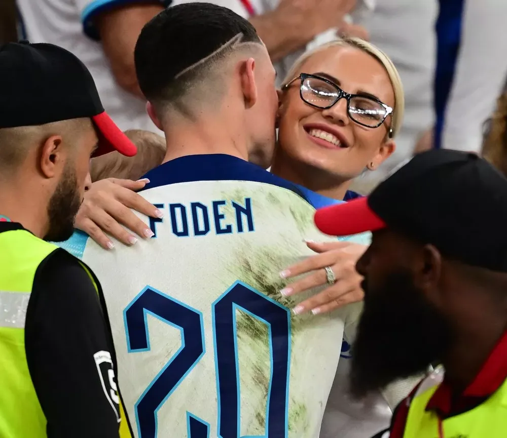 Foden hạnh phúc cùng người bạn đời. ẢNH: MIRROR euro-2024-phil-foden.jpg