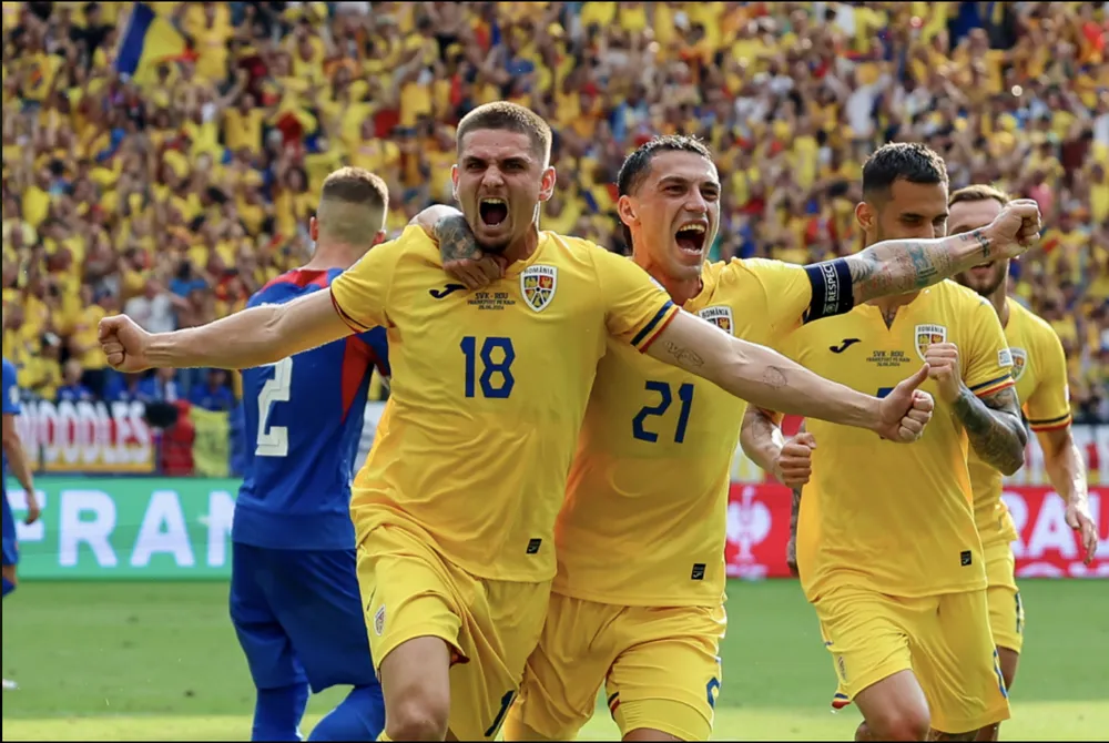 Romania vào vòng knock-out Euro 2024 với tư cách đầu bảng E nhờ quả penalty nực cười. ẢNH: GETTY euro-2024-slovakia-romania.png