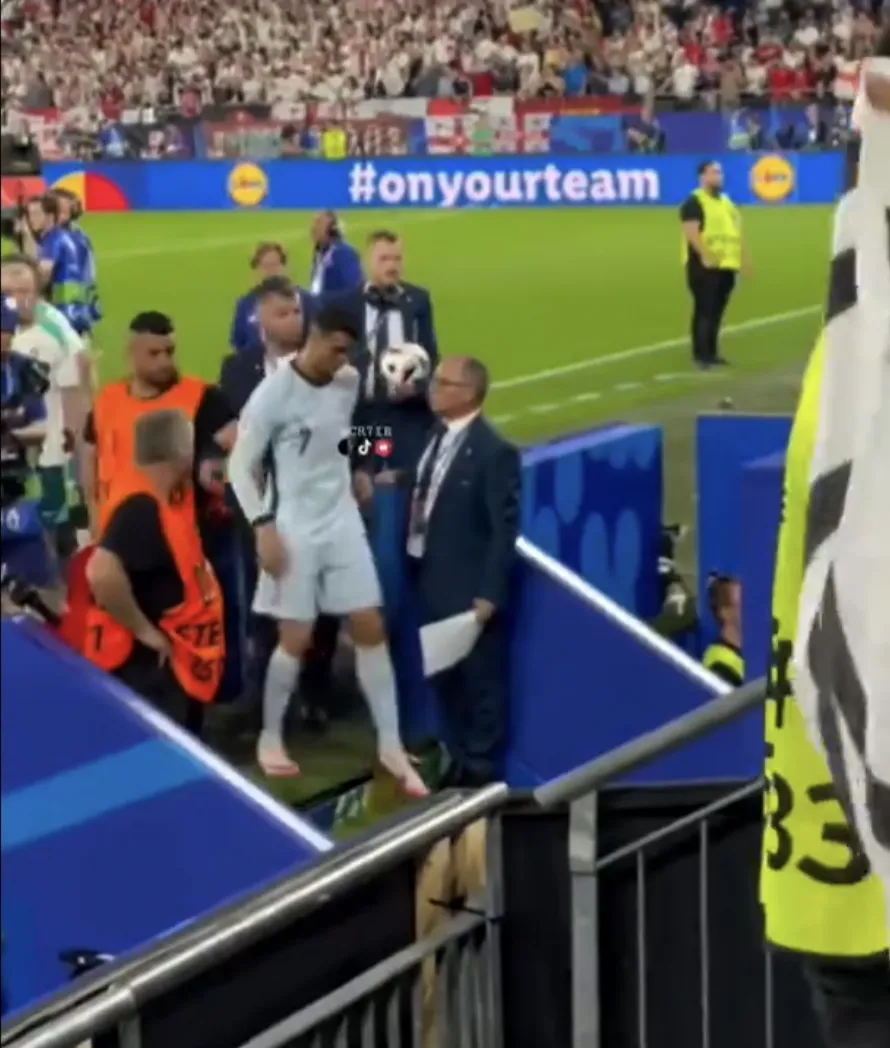 khoanh-khac-kinh-hoang-euro-2024-ronaldo-1.png