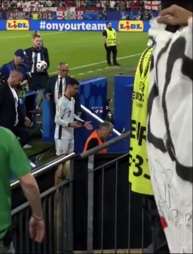 Cận cảnh khoảnh khắc kinh hoàng Ronaldo suýt bị fan đạp thẳng 2 chân vào ngực. ẢNH: SUN SPORTS khoảnh khắc kinh hoàng Ronaldo