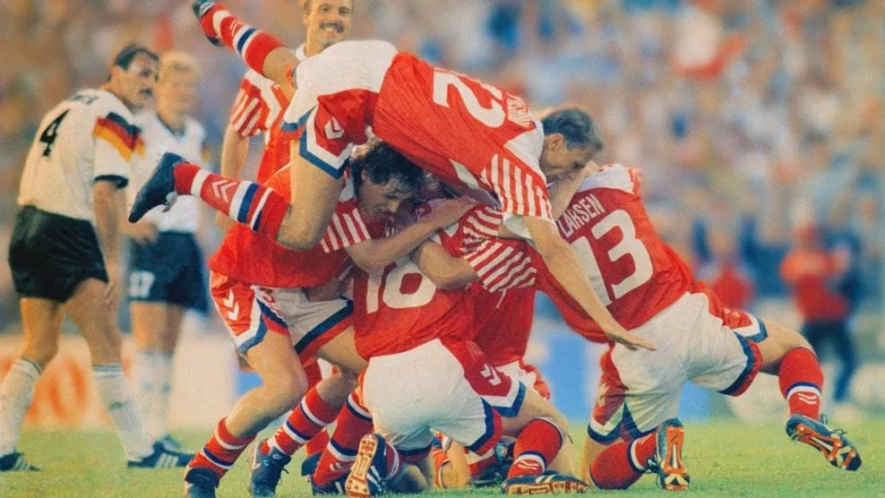 Đan Mạch ăn mừng bàn thắng thứ hai trong chiến thắng 2-0 lịch sử trước đội tuyển Đức ở chung kết để vô địch Euro 1992. ẢNH: GETTY duc-dan-mach-euro-2024.jpg