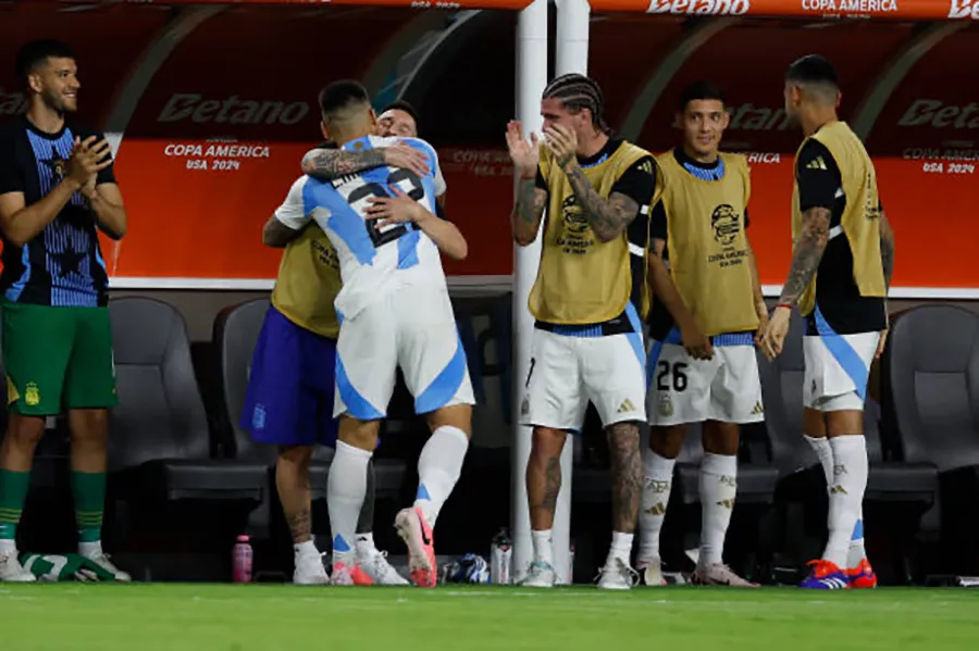 Martinez chia vui với tiền đạo đội trưởng Lionel Messi sau bàn thắng. Ảnh: GETTY argentina-messi.jpeg