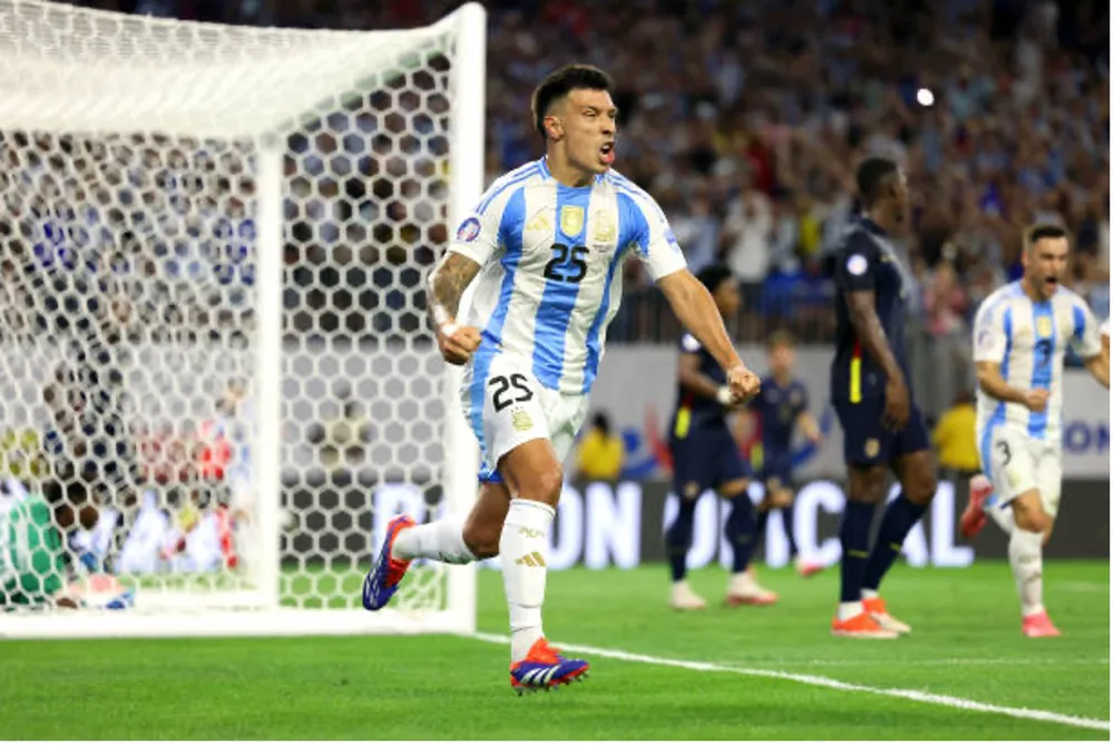 Lisandro Martinez ăn mừng bàn thắng mở tỉ số. Ảnh: GETTY argentina-copa-america.jpg