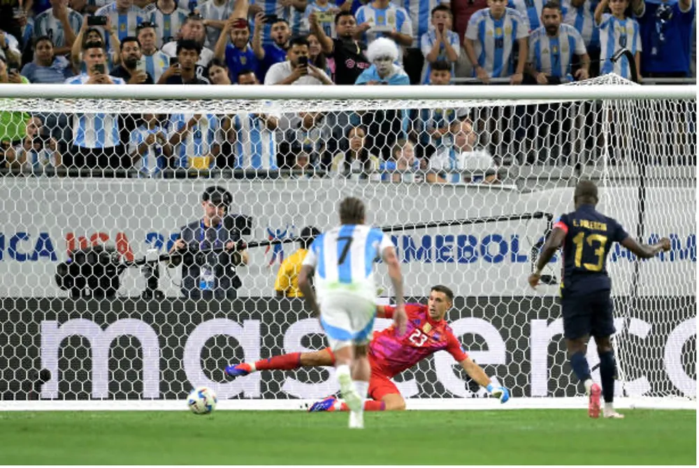 Valencia bỏ lỡ cơ hội gỡ hòa cho Ecuador. Ảnh: GETTY copa-america-argentina.jpg