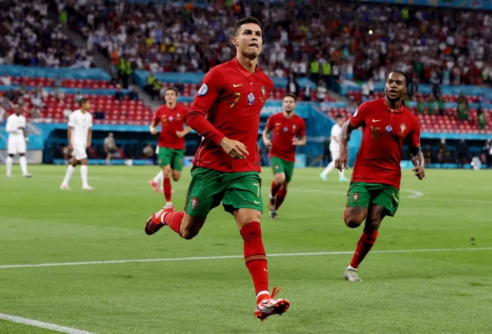 Ở trận hòa 2-2 ở Euro 2021, Ronaldo lập cú đúp vào lưới tuyển Pháp trên chấm 11m. Ảnh: Reuters euro 2024, BỒ ĐÀO NHA, PHÁP