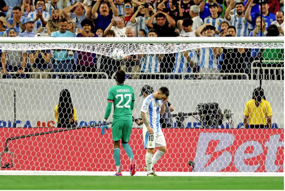 Messi tiếc nuối sau khi đá hỏng luân lưu. ẢNH: GETTY messi-da-hong-phat-den.jpg
