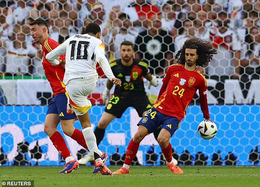 Cú sút của Musiala chạm tay Cucurella trong vòng cấm. ẢNH: REUTERS đội tuyển Đức, penalty, euro 2024