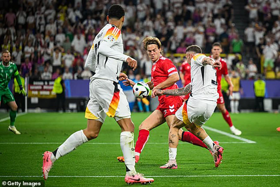 Nó khác với tình huống Đức được hưởng penalty trong trận đấu với Đan Mạch. ẢNH; GETTY euro-2024-dan-mach-duc.jpg