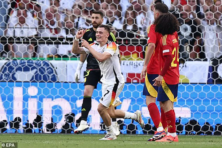Các cầu thủ đội tuyển Đức đòi penalty... ẢNH: GETTY, EPA euro-2024-duc-khong-duoc-huong-phat-den.jpg