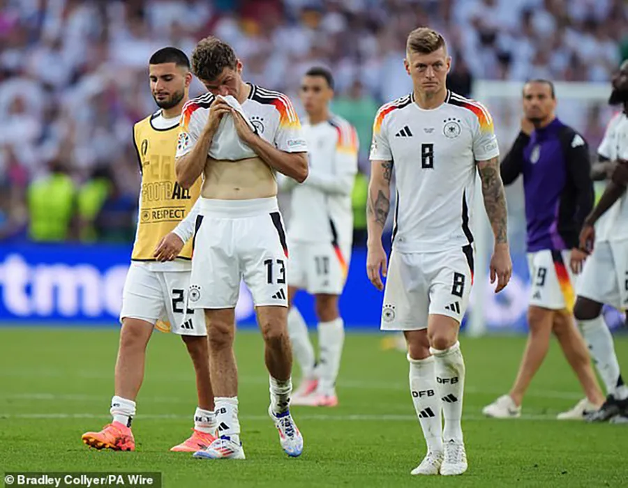 Tuyển Đức thất vọng sau trận thua Tây Ban Nha 1-2 ở tứ kết Euro 2024. ẢNH: PA fan-anh-duc-au-da-du-doi-euro-2024-4.jpg