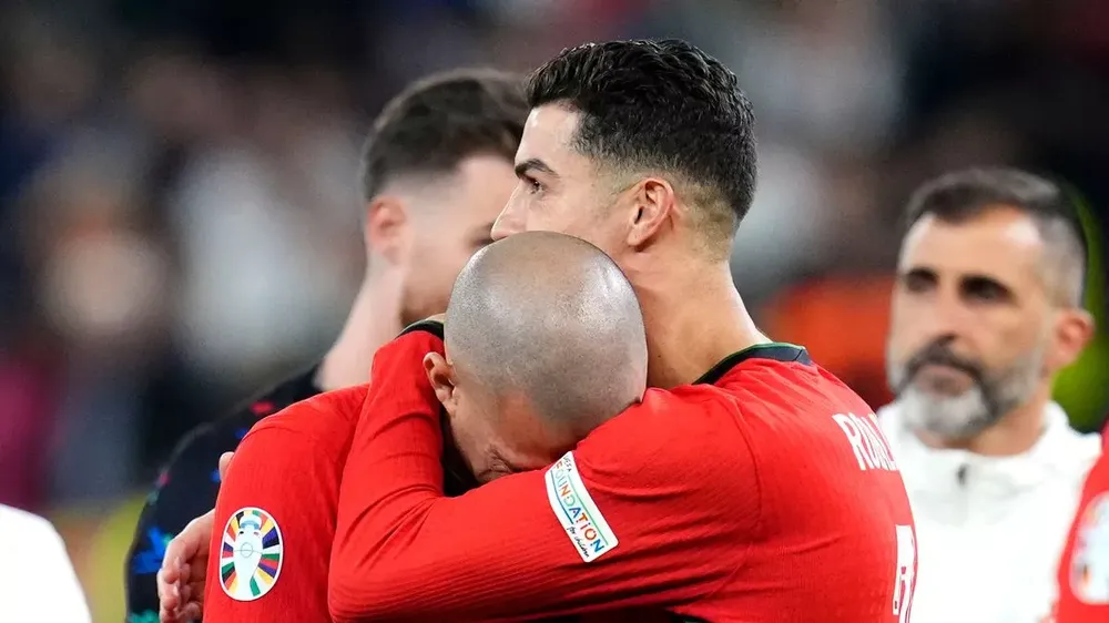 Ronaldo ôm chặt Pepe an ủi và động viên. ẢNH: GETTY pepe-ronaldo-euro-2024.jpg
