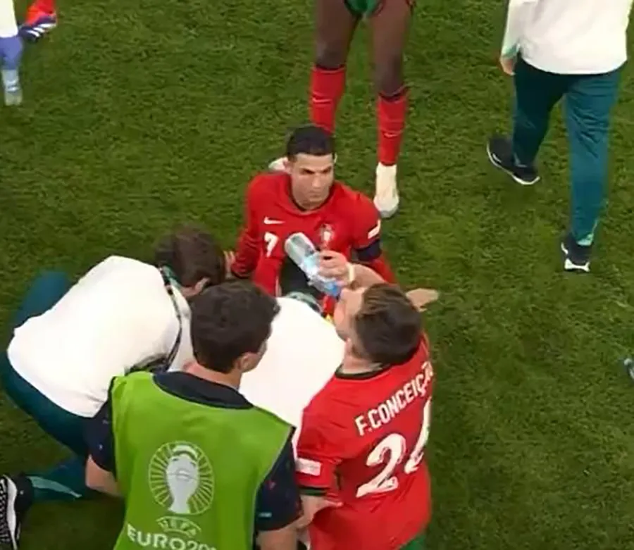 Cristiano Ronaldo được 2 nhân viên mát xa trước khi Bồ Đào Nha và Pháp bước vào hiệp phụ. ẢNH: DAILY MAIL ronaldo,Bồ Đào Nha