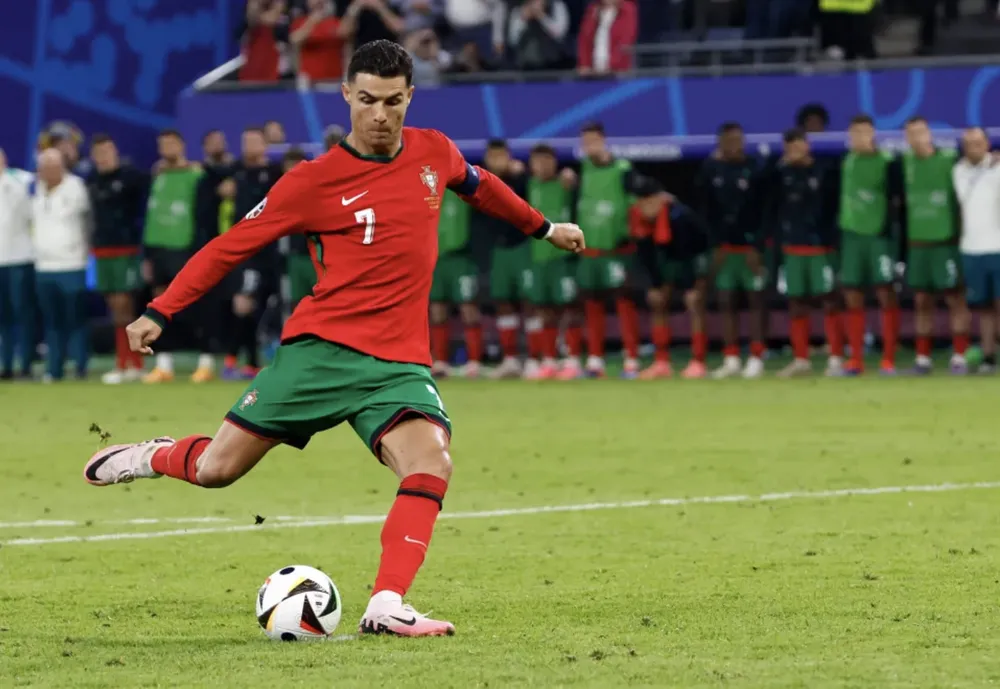Người hâm mộ cho rằng pha sút phạt luân lưu của Ronaldo đã phạm luật nhưng không phải vậy. ẢNH: EPA ronaldo-da-lai-penalty.png