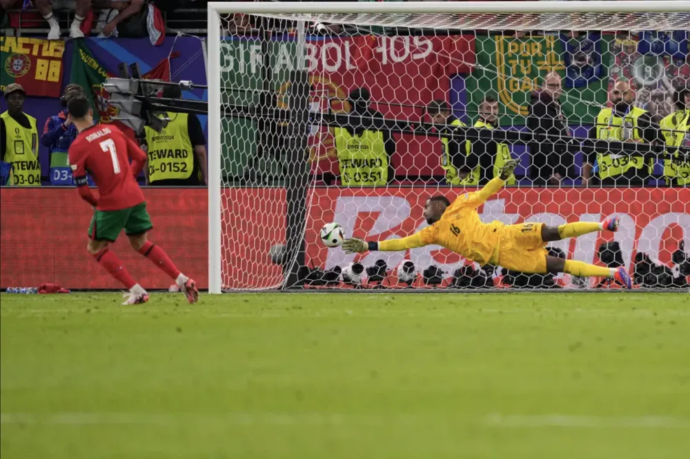 Ronaldo sút luân lưu thành công cho Bồ Đào Nha. ẢNH: AP ronaldo đá lại penalty,Bồ Đào Nha