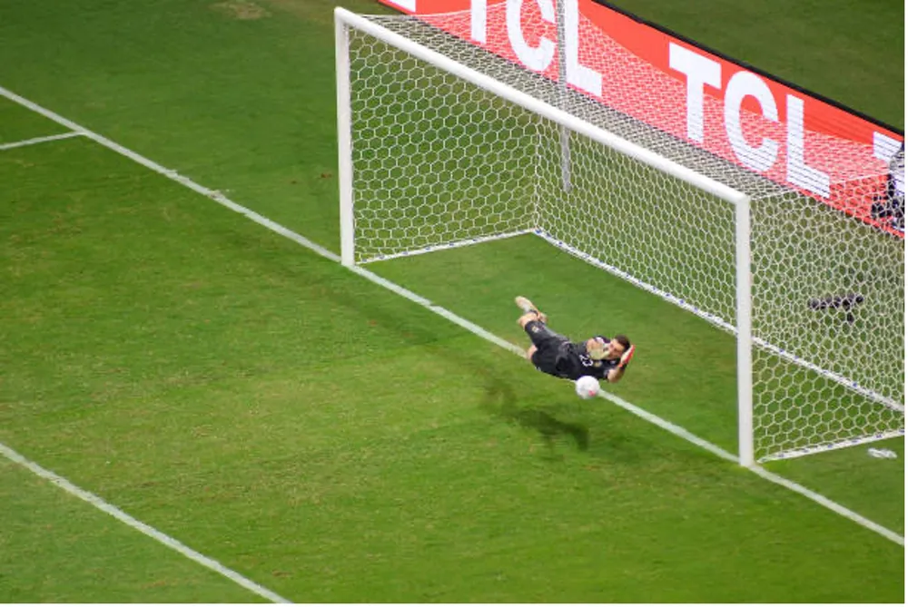 Dibu cản phá cú sút của Mina tại bán kết Copa America 2021. Ảnh: GETTY argentina-martinez.jpg