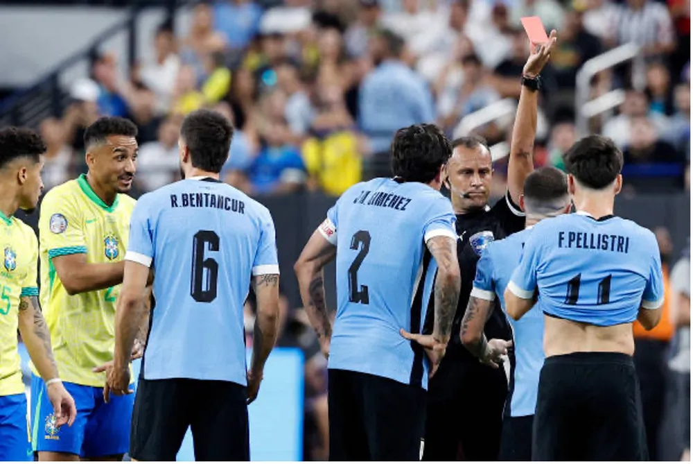 Nandez (số 2) phải nhận thẻ đỏ và khiến Uruguay chơi thiếu người. Ảnh: GETTY brazil-uruguay-copa-america.jpg