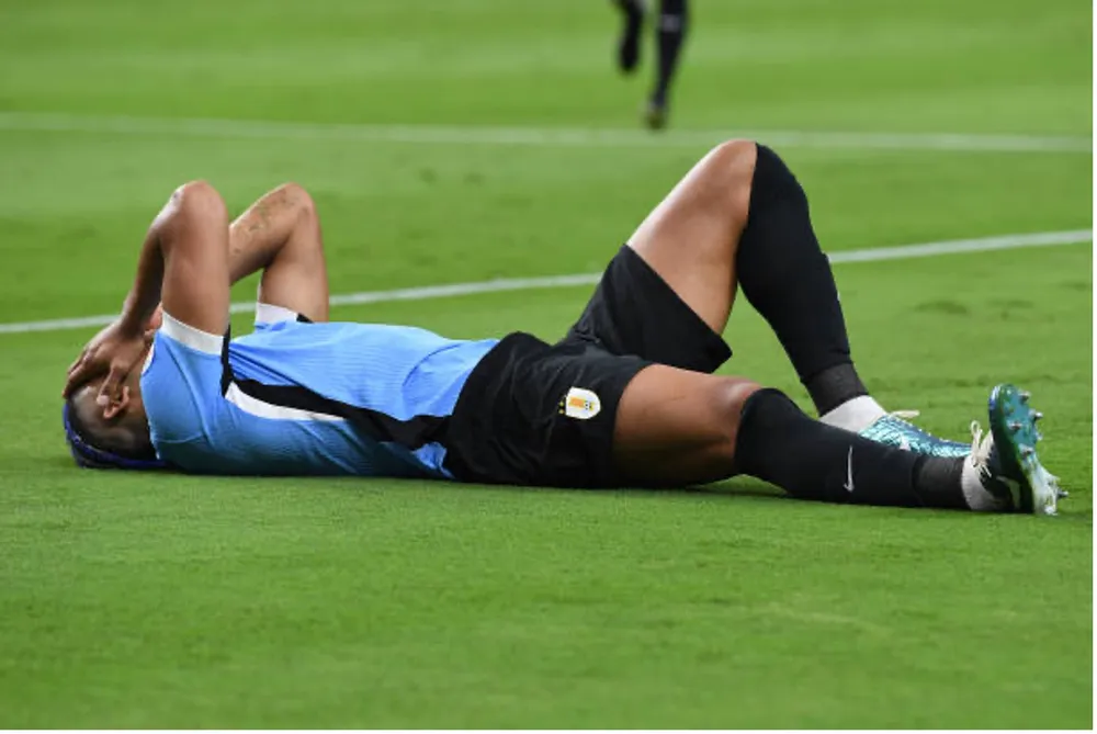 Araujo gặp chấn thương và rời sân trong nuối tiếc. Ảnh: GETTY copa-america-uruguay.jpg