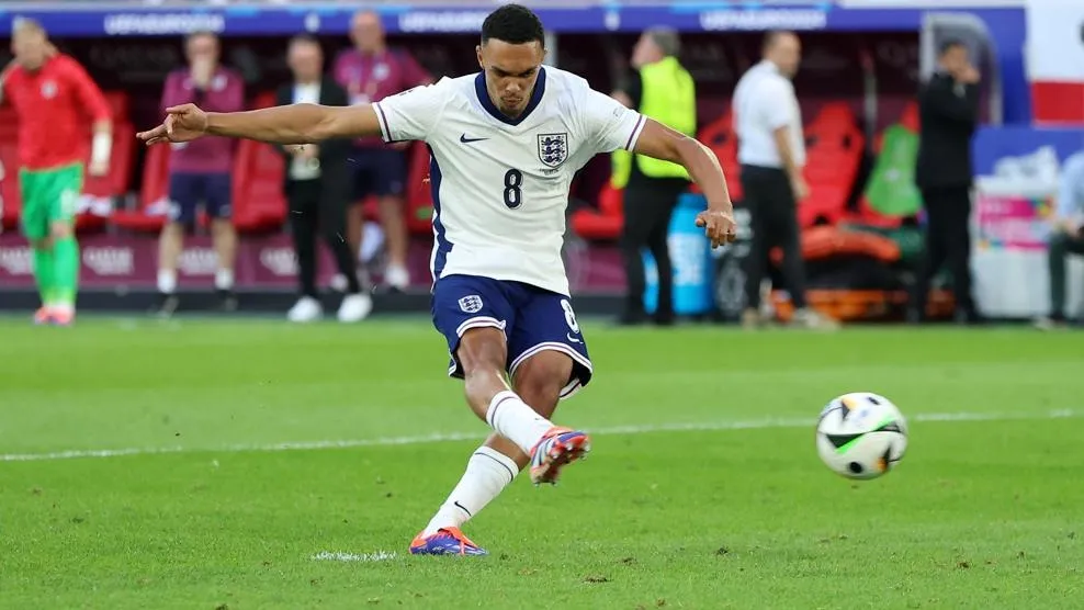 Trent Alexander Arnold thực hiện quả đá luân lưu quyết định trong trận Anh thắng Thụy Sĩ ở vòng tứ kết Euro 2024. ẢNH: GETTY euro-2024-anh.jpg