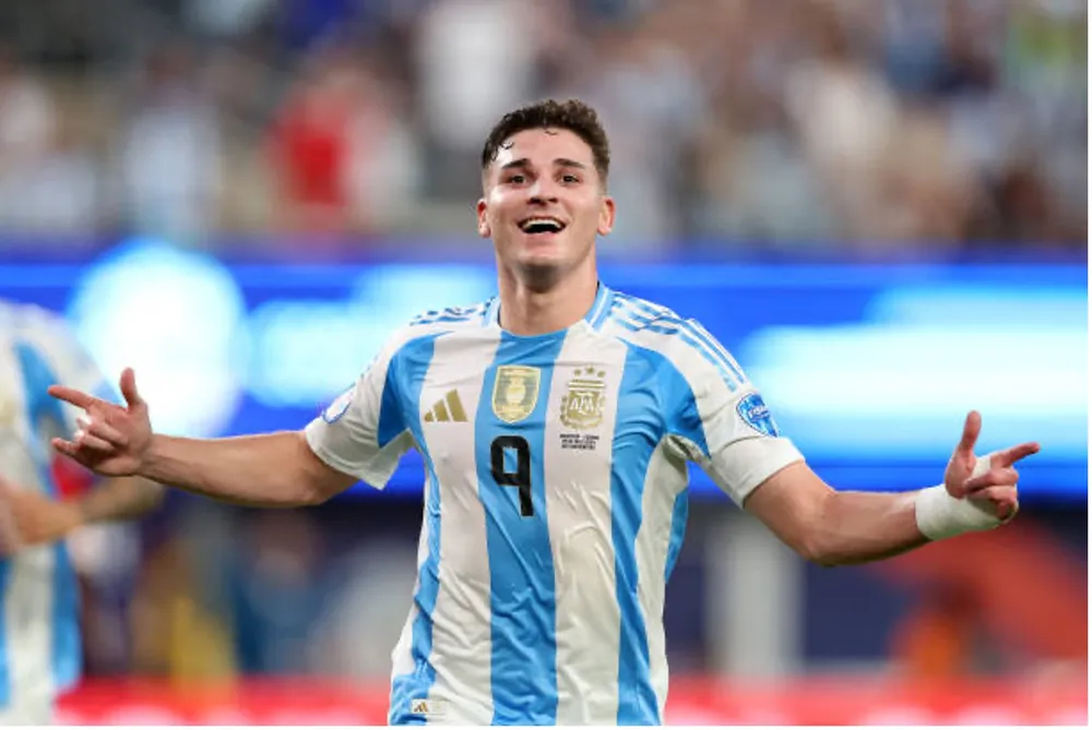 Alvarez tiếp tục nổ súng khi gặp lại Canada và giúp Argentina vào chung kết Copa America. Ảnh: GETTY chung-ket-copa-america.jpg