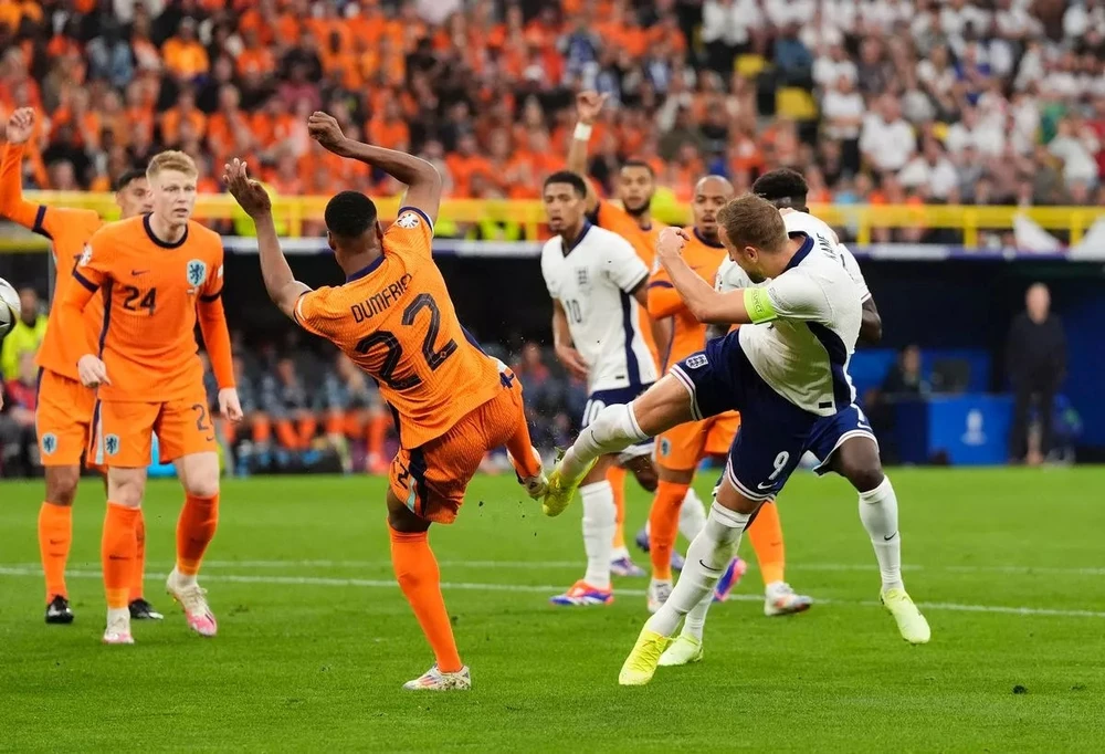 Tình huống tuyển Anh được hưởng penalty. ẢNH: GETTY harry-kane.jpg