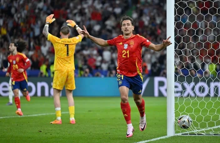 Mikel Oyarzabal sắm vai người hùng ở những phút cuối cùng trận đấu. Ảnh: Reuters. IMG_9325.jpeg