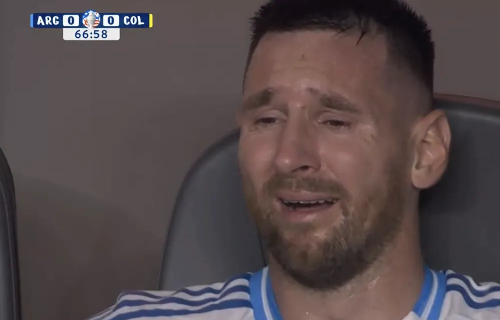 Messi rời sân trong nước mắt. Ảnh: Chụp màn hình MESSI-BAT-KHOC.png