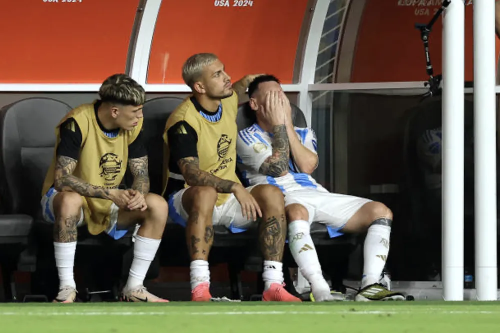 Messi nhận được sự an ủi của đồng đội Paredes sau khi rời sân. Ảnh: GETTY messi-roi-nuoc-mat.png
