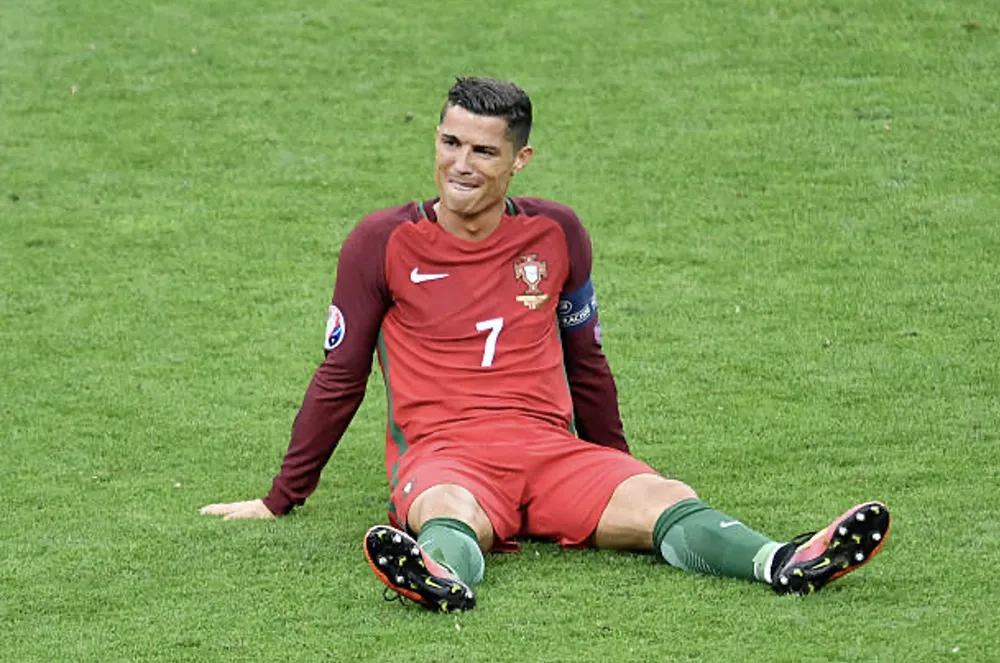 Ronaldo cũng từng gặp chấn thương trong trận chung kết Euro 2016 và rời sân trong nước mắt. Ảnh: GETTY ronaldo-roi-nuoc-mat.png