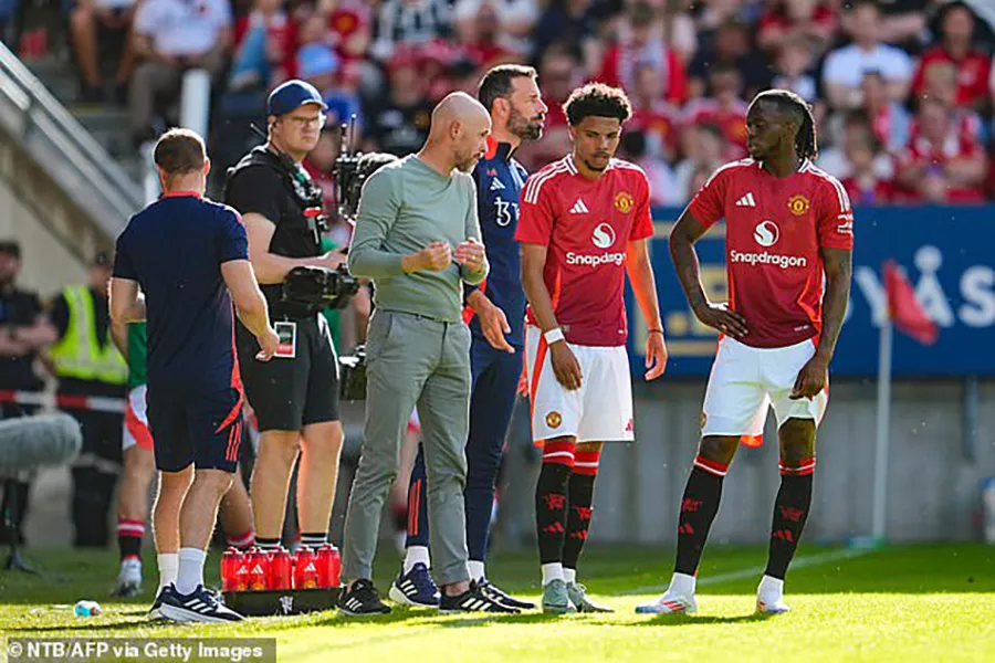 HLV Erik Ten Hag vô cùng giận dữ với màn trình diễn của các cầu thủ MU. ẢNH: GETTY manchester united, Erik Ten Hag