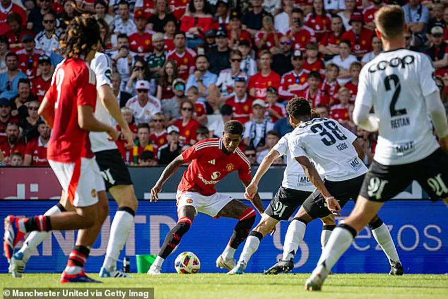 Marcus Rashford đi bóng trong trận MU thua Rosenborg 0-1. ẢNH: GETTY mu-marcus-rashford.jpg