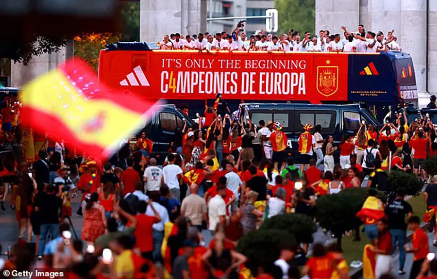 Hàng chục ngàn fan đi theo chiếc xe buýt ăn mừng chức vô địch Euro 2024 của tuyển Tây Ban Nha. ẢNH: GETTY Tây Ban Nha, VÔ ĐỊCH EURO 2024