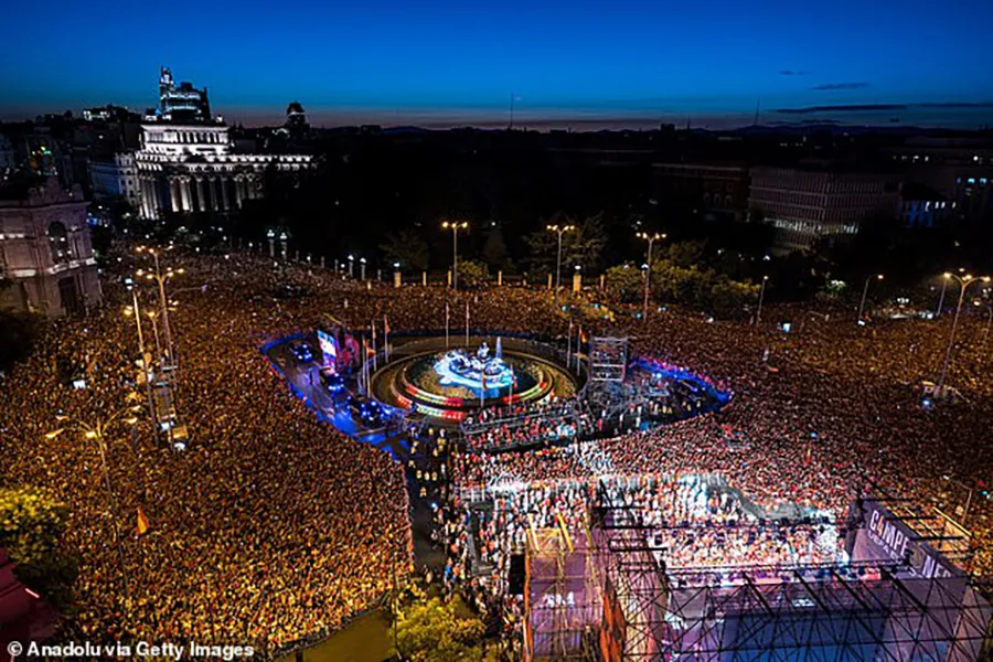 Biển người ở Madrid chào đón các tuyển thủ Tây Ban Nha. ẢNH: GETTY tay-ban-nha-vo-dich-euro-2024-2.jpg