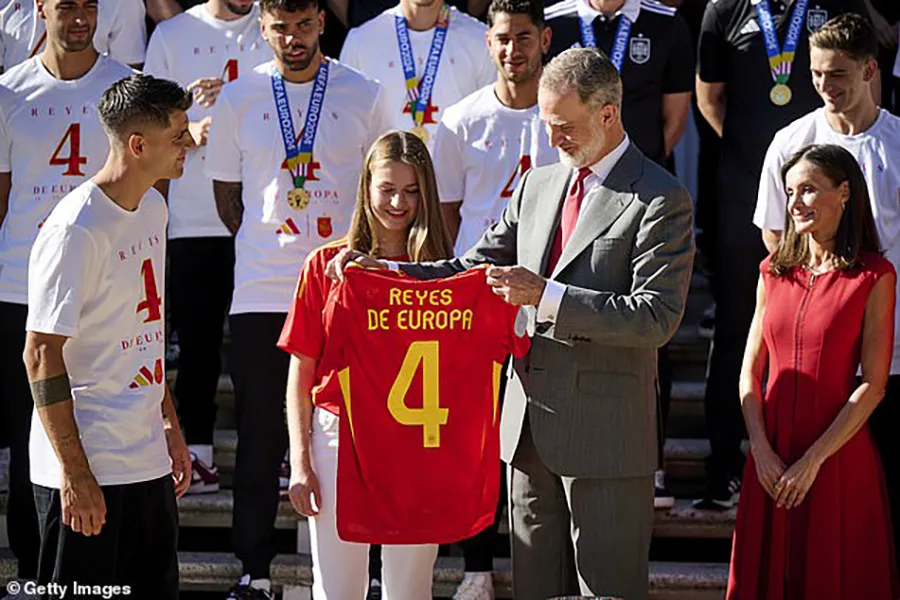 Vua Felipe VI được các cầu thủ Tây Ban Nha tặng chiếc áo đấu đặc biệt. ẢNH: GETTY tay-ban-nha-vo-dich-euro-2024-6.jpg