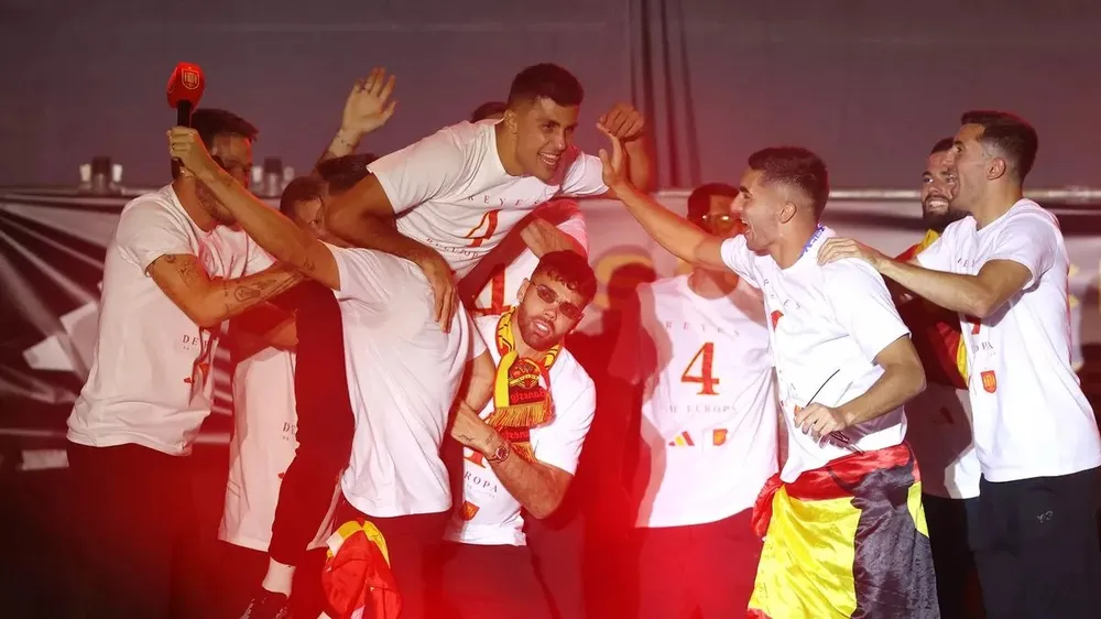 Rodri, David Raya và các cầu thủ Tây Ban Nha trong lễ ăn mừng chức vô địch Euro 2024. ẢNH: GONZALO ARROYO MORENO chức vô địch Euro 2024,Tây Ban Nha
