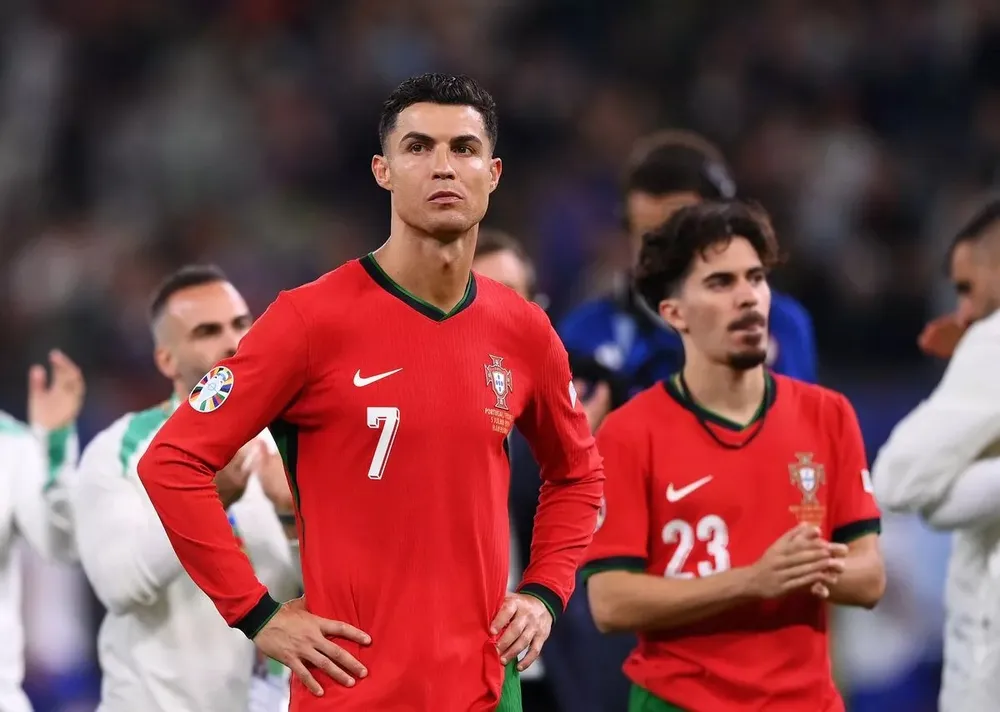 Ronaldo thất vọng khi Bồ Đào Nha bị loại ở tứ kết Euro 2024 trước Pháp sau loạt sút luân lưu. ẢNH: GETTY euro-2024-cristiano-ronaldo.jpg