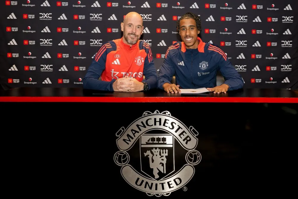 HLV Erik ten Hag và tân binh thứ hai của MU Leny Yoro. ẢNH: GETTY yoro-ten-hag-mu.jpg