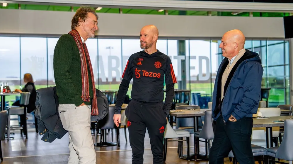 Sir Jim Ratcliffe, Erik Ten Hag và Sir Dave Brailsford trong một cuộc trao đổi. ẢNH: GETTY mu-ten-hag-sir-jim-ratcliffe.jpg