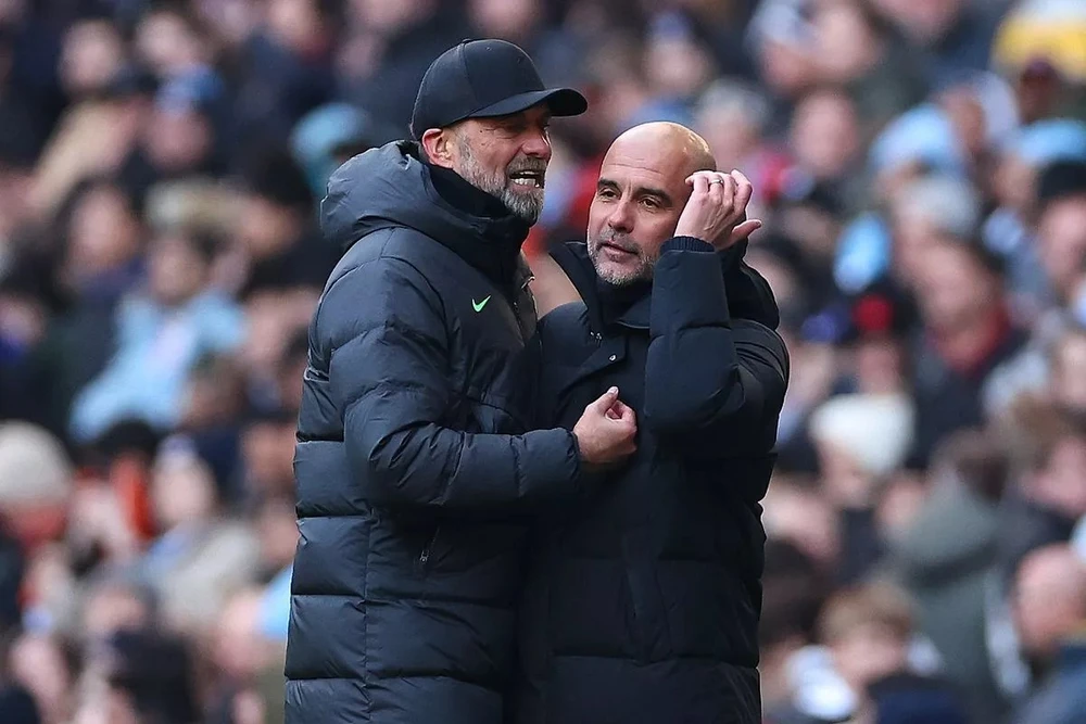 Dù nguồn lực của Liverpool hạn chế hơn Man City nhưng Jurgen Klopp có thể đối đầu sòng phẳng với Pep Guardiola. ẢNH: GETTY pep-guardiola-jurgen-klopp.jpg