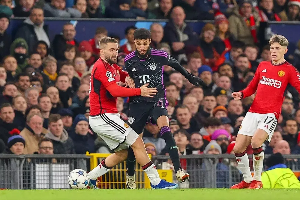 Mazraoui từng đối đầu với MU tại Champions League. ẢNH: GETTY cau-thu-thu-ba-gia-nhap-mu.jpg