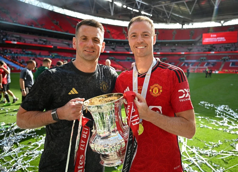 Tom Heaton và Jonny Evans nói lời có cánh ca ngợi tầm quan trọng và ảnh hưởng của Van Nistelrooy ở Manchester United. ẢNH: GETTY mu-Tom-Heaton-Jonny-Evans.jpg