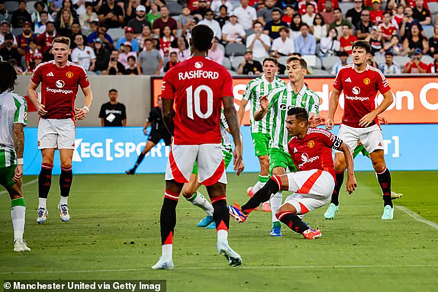 Casemiro ghi bàn thứ ba cho Manchester United vào lưới Real Betis. ẢNH: GETTY casemiro-manchester-united.JPG