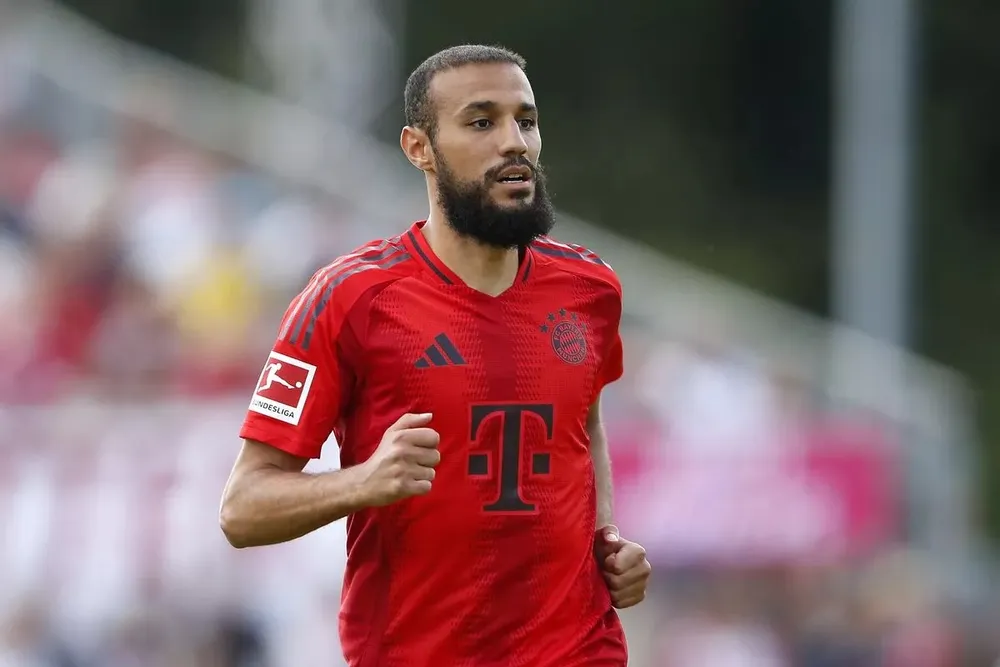 Mazraoui háo hức muốn tái ngộ với ông thầy Ten Hag khi anh chờ hiệu ứng domino chuyển nhượng để gia nhập đội chủ sân Old Trafford. ẢNH: GETTY chờ hiệu ứng domino chuyển nhượng,MU
