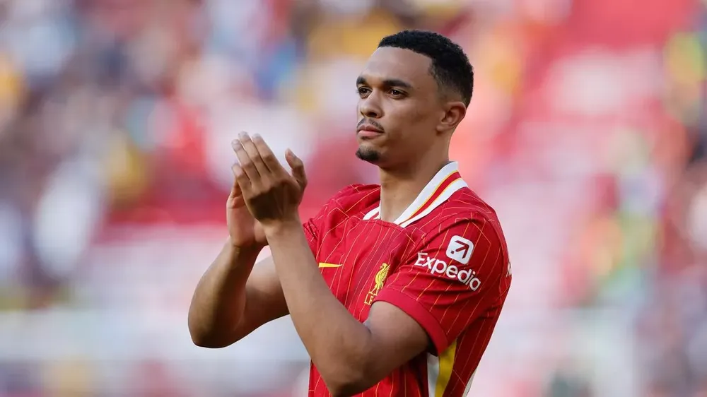 Alexander-Arnold gửi lời chúc đến Fabio Carvalho sau khi Liverpool đồng ý vụ chuyển nhượng. ẢNH: GETTY Liverpool đồng ý vụ chuyển nhượng,LIVERPOOL